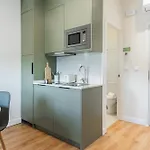 Metropolitan Living - Campolide شقة *