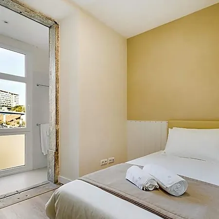 Metropolitan Living - Campolide شقة *