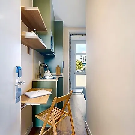 Metropolitan Living - Campolide شقة *