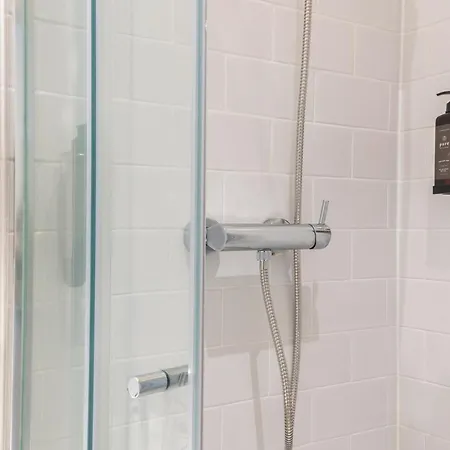 Metropolitan Living - Campolide شقة *